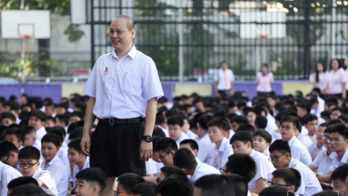 เปิดเทอมวันแรก ตร.พรึ่บแก้จราจร ผอ.แต่งชุดนร.เอาใจเด็ก