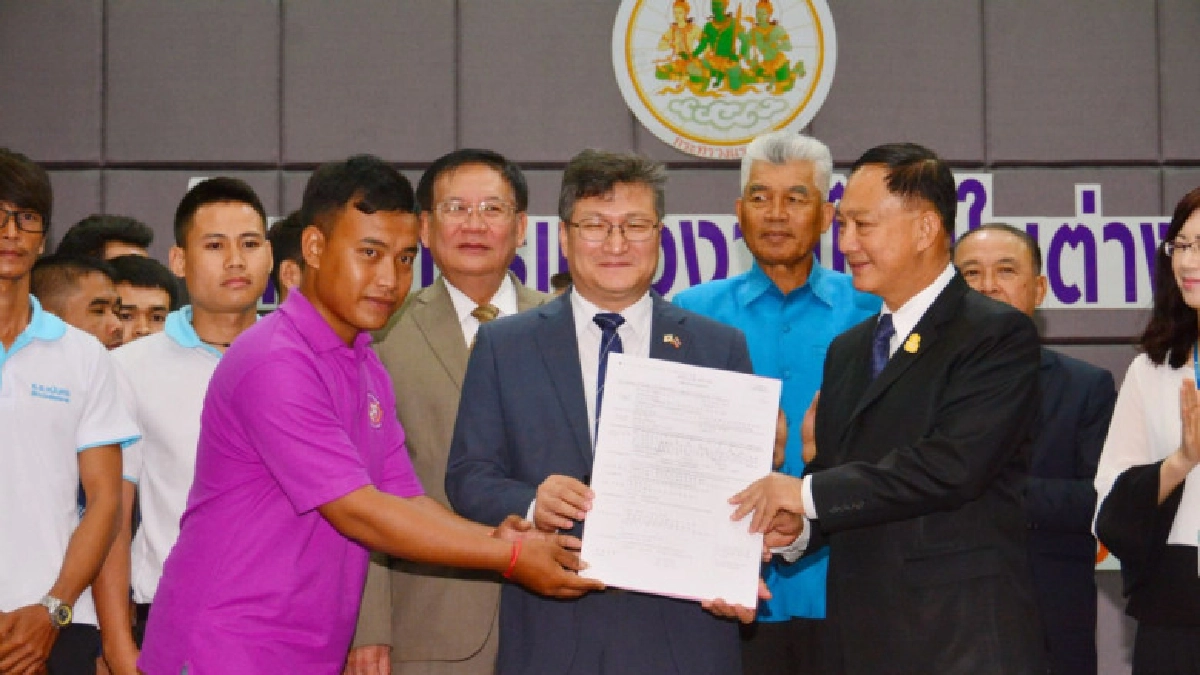 รมว.แรงงาน แนะแรงงานไทยไปเกาหลีปฏิบัติตามกฎหมาย รมว.แรงงาน แนะแรงงานไทยไปเกาหลีปฏิบัติตามกฎหมาย