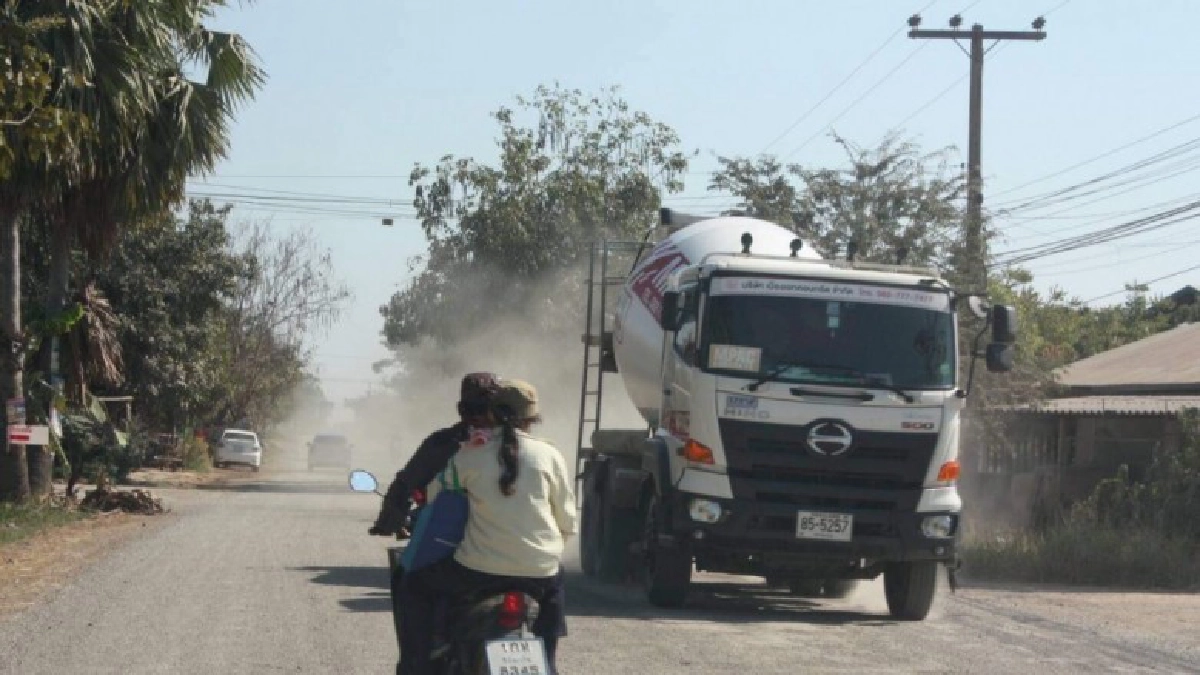 ชาวบ้านสุดทน!อาบน้ำ-ปลูกพืชกลางถนนผุพัง