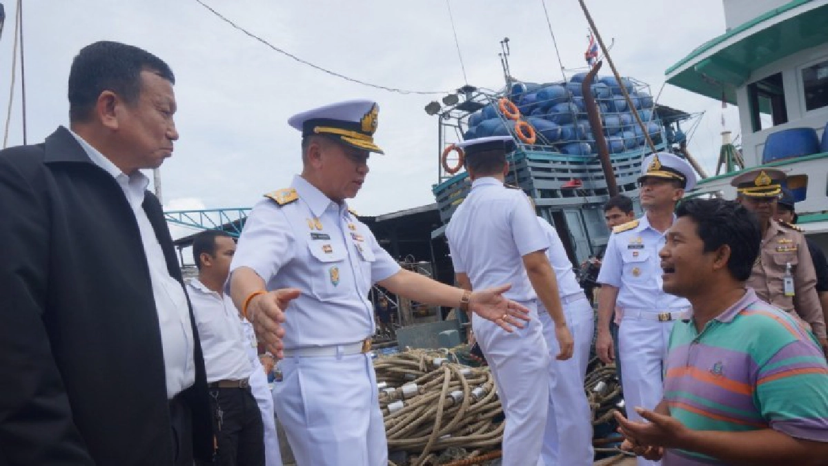 เสธ.ทัพเรือ ลงตรวจสอบข้อเท็จจริงเรืออวนลากจับฉลามวาฬ เสธ.ทัพเรือ ลงตรวจสอบข้อเท็จจริงเรืออวนลากจับฉลามวาฬ
