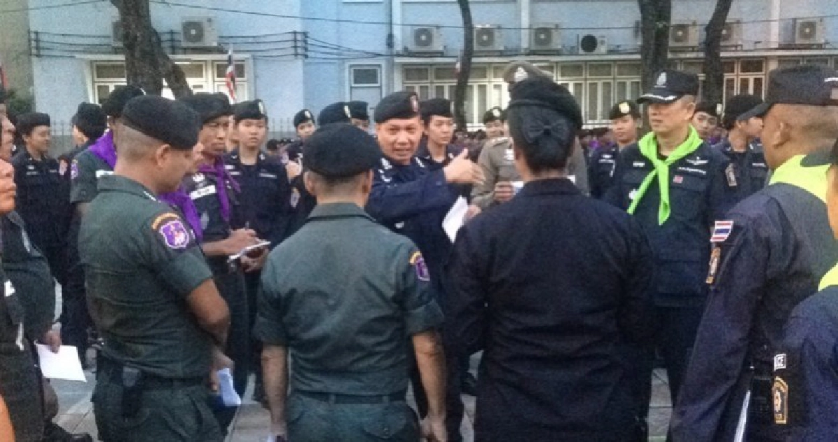 ห้ามม็อบเคลื่อนไหวนอก มธ. เด็ดขาด !! ห้ามม็อบเคลื่อนไหวนอก มธ. เด็ดขาด !!