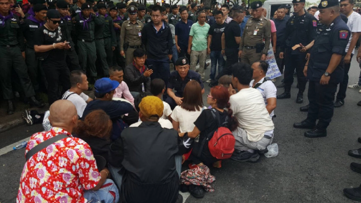 (คลิป)มวลชนโห่ไล่!! "ศรีวราห์" (คลิป)มวลชนโห่ไล่!! "ศรีวราห์"