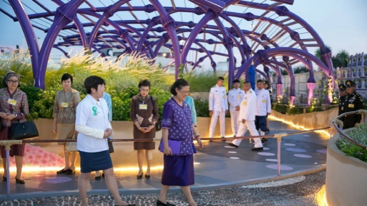 สมเด็จพระเทพฯ ทอดพระเนตร "สวนบำบัดลอยฟ้า"
