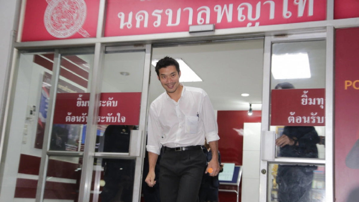 "ธนาธร"เยี่ยมแกนนำม็อบ "ธนาธร"เยี่ยมแกนนำม็อบ
