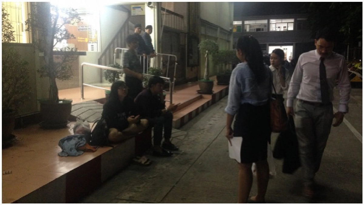 มวลชน10คนยังคงปักหลักให้กำลังใจ"รังสิมันต์ โรม-จ่านิวและพวก" มวลชน10คนยังคงปักหลักให้กำลังใจ"รังสิมันต์ โรม-จ่านิวและพวก"