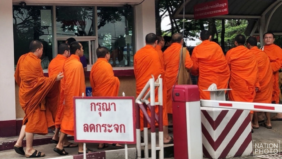 พระลูกวัดสระเกศ เยี่ยม "อดีตพระผู้ใหญ่" เอี่ยวเงินทอนวัด พระลูกวัดสระเกศ เยี่ยม "อดีตพระผู้ใหญ่" เอี่ยวเงินทอนวัด
