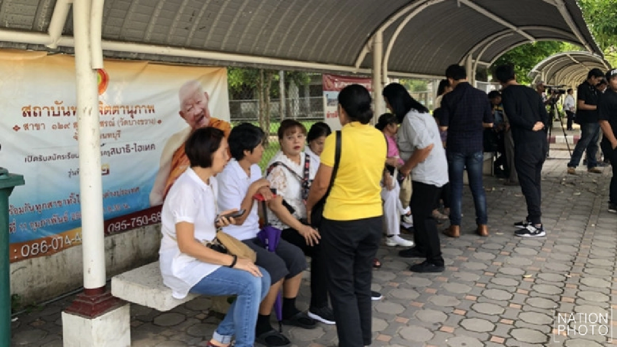 กลุ่มศิษย์ รอเข้าเยี่ยม "อดีตพระพุทธะอิสระ" กลุ่มศิษย์ รอเข้าเยี่ยม "อดีตพระพุทธะอิสระ"