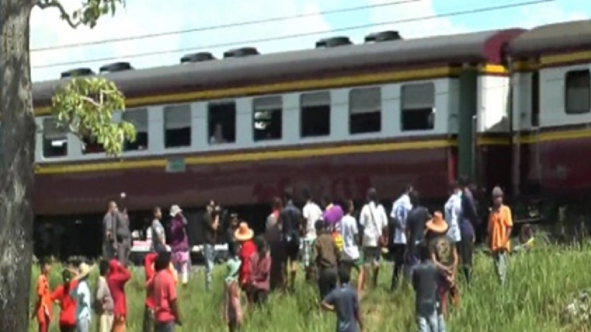 หนุ่มเครียดไม่มีงานทำวิ่งให้รถไฟชนดับสยอง หนุ่มเครียดไม่มีงานทำวิ่งให้รถไฟชนดับสยอง