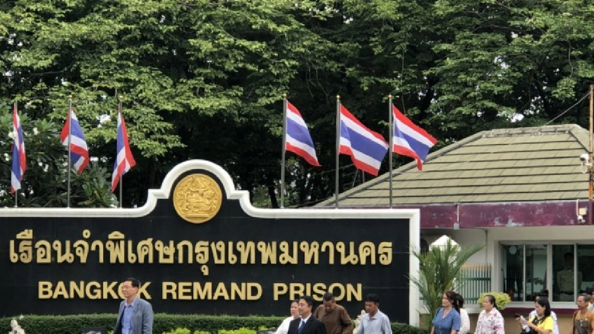 ทนายยัน อดีตพุทธะอิสระ ขอใช้พระปรมาภิไธยด้วยวาจา ทนายยัน อดีตพุทธะอิสระ ขอใช้พระปรมาภิไธยด้วยวาจา
