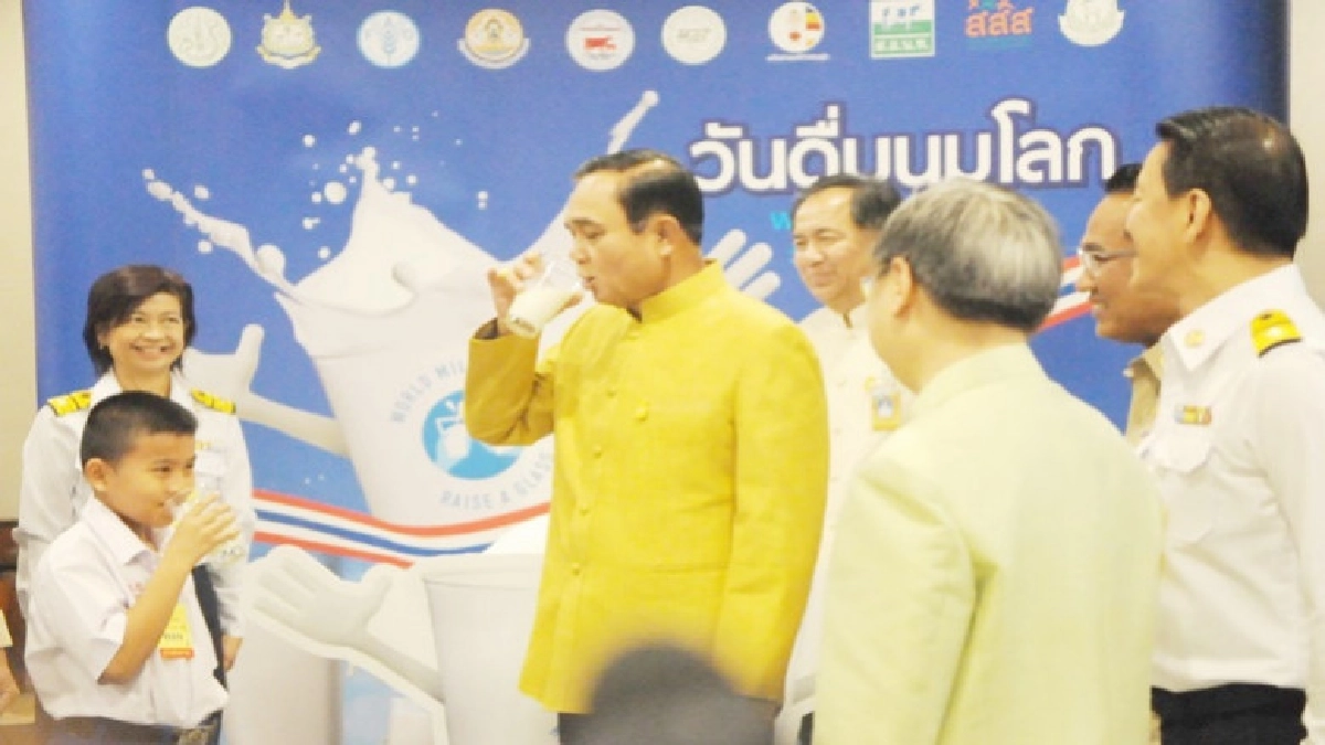 "นายกฯ"รณรงค์คนไทยดื่มนม 25 ลิตรต่อปี "นายกฯ"รณรงค์คนไทยดื่มนม 25 ลิตรต่อปี