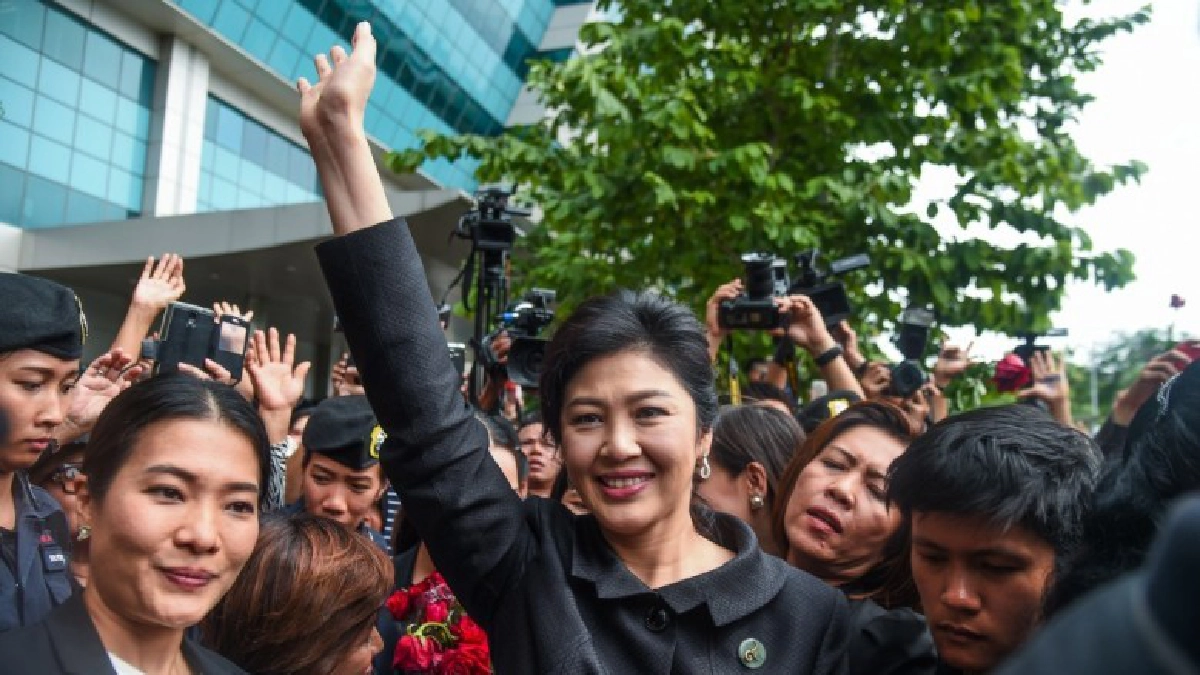 "ปู"ยิ้มร่าอังกฤษให้วีซ่า10ปี-รุมถล่ม"ธนาธร"ประกาศฉีกรธน.