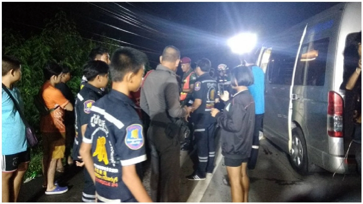 หนุ่มใหญ่เคราะห์ร้ายเดินข้ามถนนถูกรถตู้ฮ้อตะบึงชนอย่างจังดับ หนุ่มใหญ่เคราะห์ร้ายเดินข้ามถนนถูกรถตู้ฮ้อตะบึงชนอย่างจังดับ