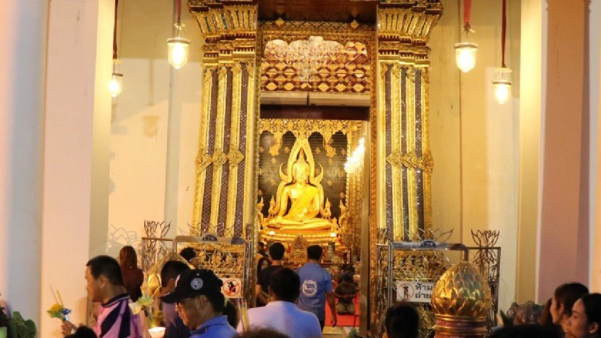 พุทธศาสนิกชนร่วมเวียนเทียนรอบวิหารพระพุทธชินราช
