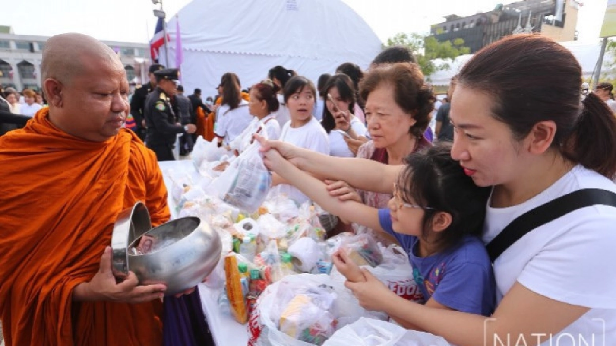 พุทธศาสนิกชนร่วมตักบาตร ในเทศกาลวิสาขบูชาโลก พุทธศาสนิกชนร่วมตักบาตร ในเทศกาลวิสาขบูชาโลก