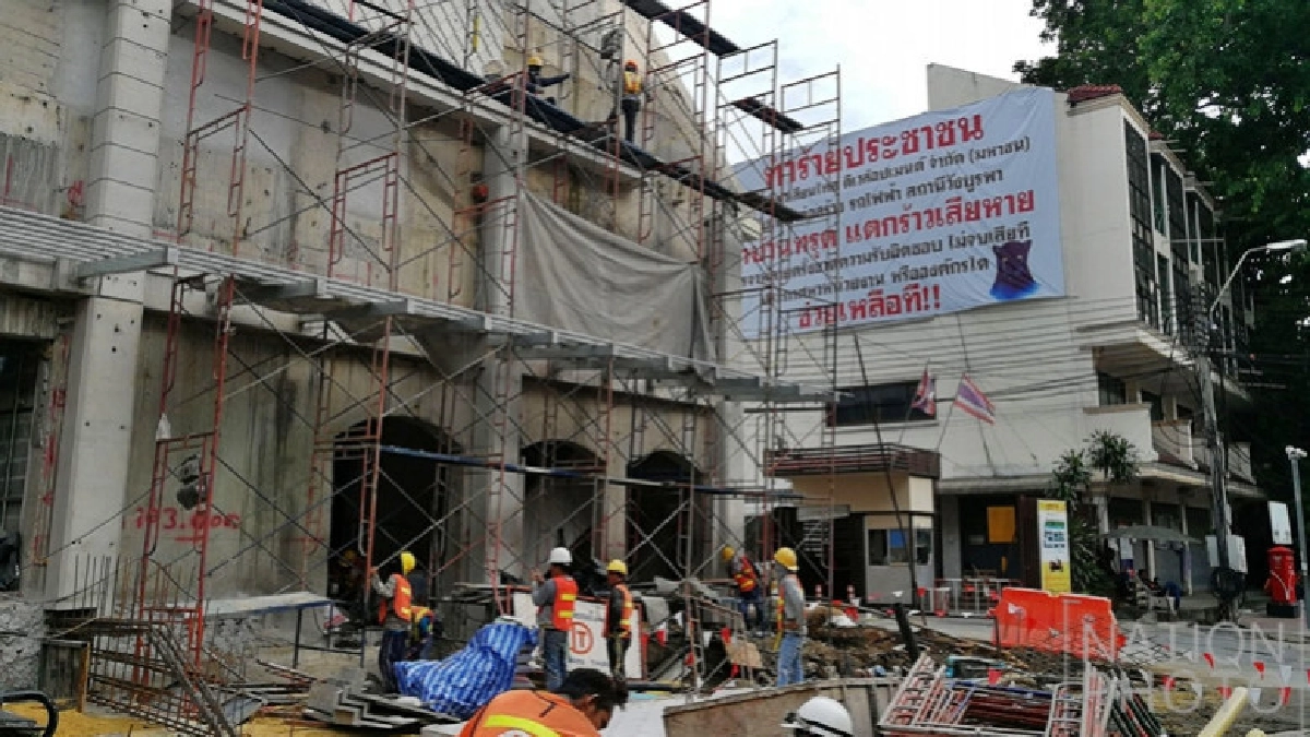 ชาวบ้านขึ้นป้ายตึกร้าว เหตุสร้างรถไฟฟ้าใต้ดินสถานีสามยอด ชาวบ้านขึ้นป้ายตึกร้าว เหตุสร้างรถไฟฟ้าใต้ดินสถานีสามยอด