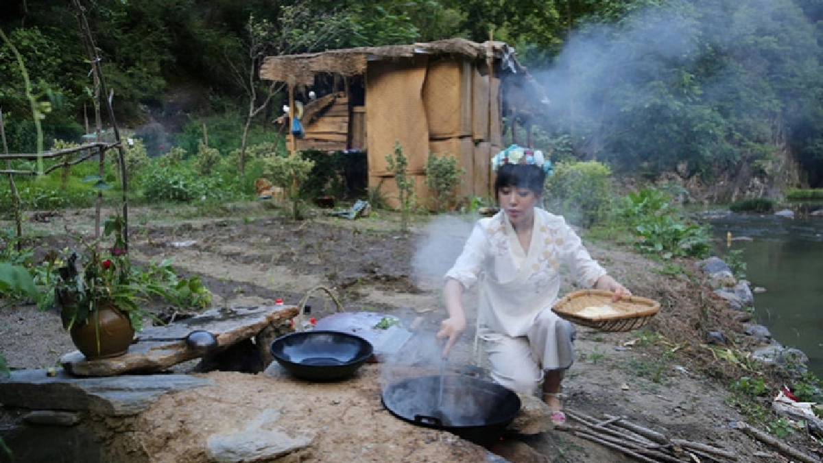 สาวจีนไลฟ์สดชีวิตในป่าเขารายได้เฉียดแสน 