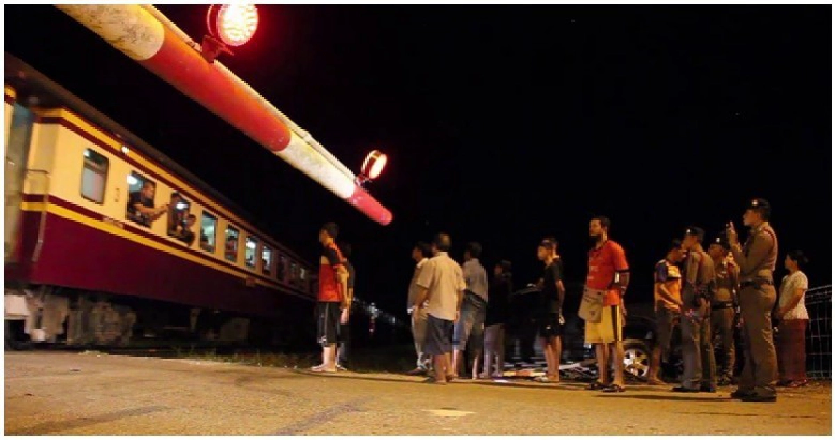 สท.ซิ่งกระบะฝ่าทางกั้น! รถไฟพุ่งชน เจ็บ 3 สท.ซิ่งกระบะฝ่าทางกั้น! รถไฟพุ่งชน เจ็บ 3