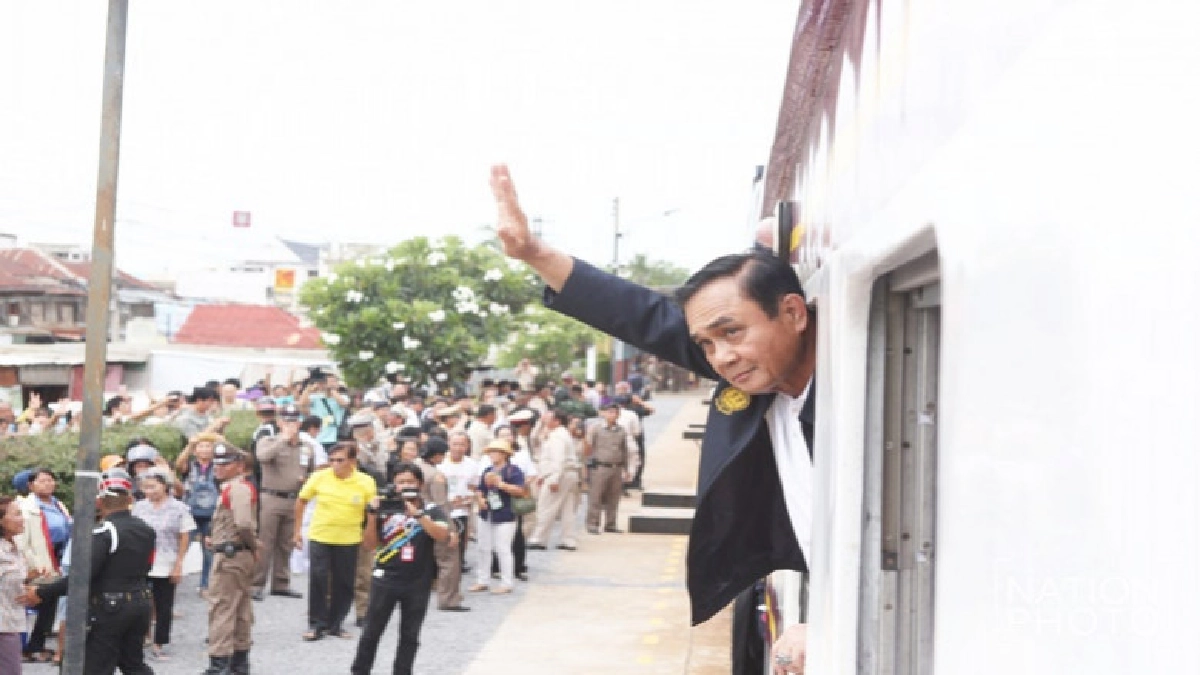 "บิ๊กตู่"นั่ง"รถไฟ"ตรวจงานใจป้ำควักกระเป๋าเลี้ยงขนมปชช. "บิ๊กตู่"นั่ง"รถไฟ"ตรวจงานใจป้ำควักกระเป๋าเลี้ยงขนมปชช.