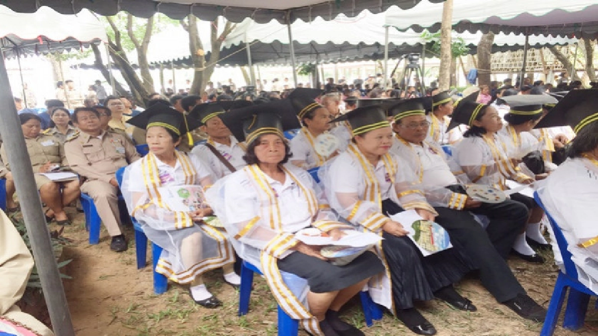 ชาวบ้าน-สมาชิกอปท.รับ "บิ๊กตู่"รปภ.เข้มห้ามใส่แจ็คเก็ต!!! ชาวบ้าน-สมาชิกอปท.รับ "บิ๊กตู่"รปภ.เข้มห้ามใส่แจ็คเก็ต!!!