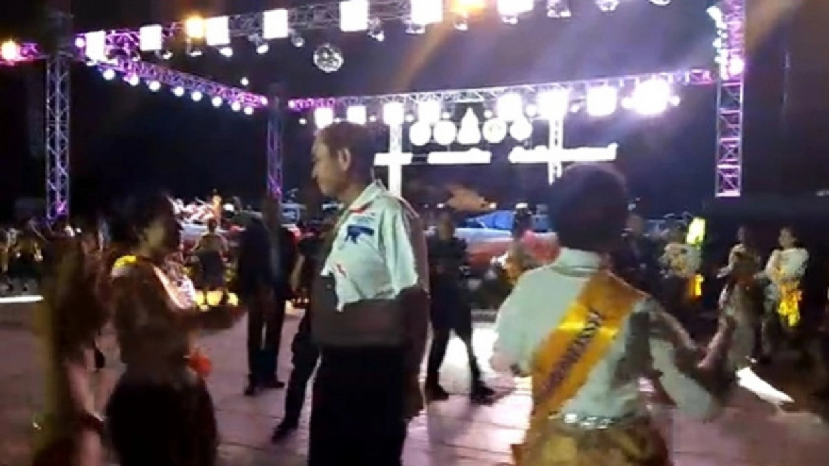 นายกฯ นำ ครม.รำวงย้อนยุค  (คลิป)