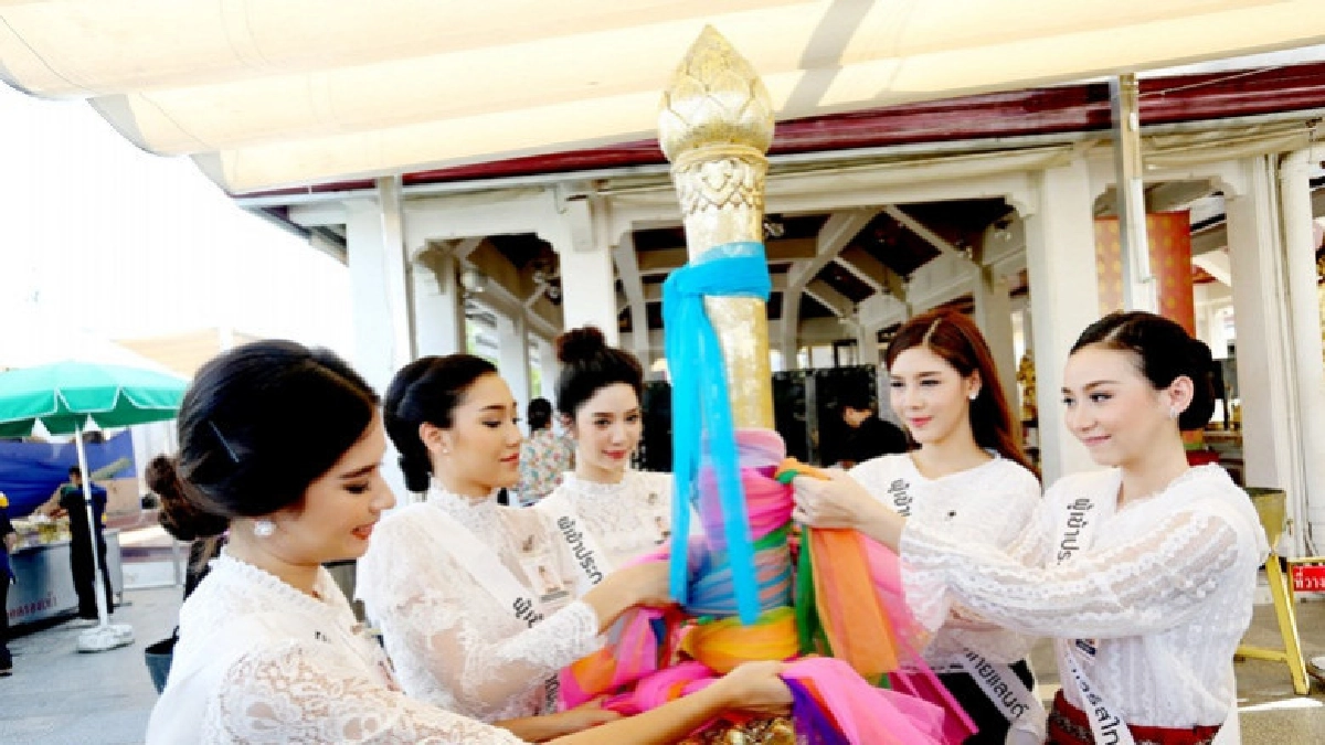 40 คนงามขอพรพระเสริมสิริมงคล 40 คนงามขอพรพระเสริมสิริมงคล