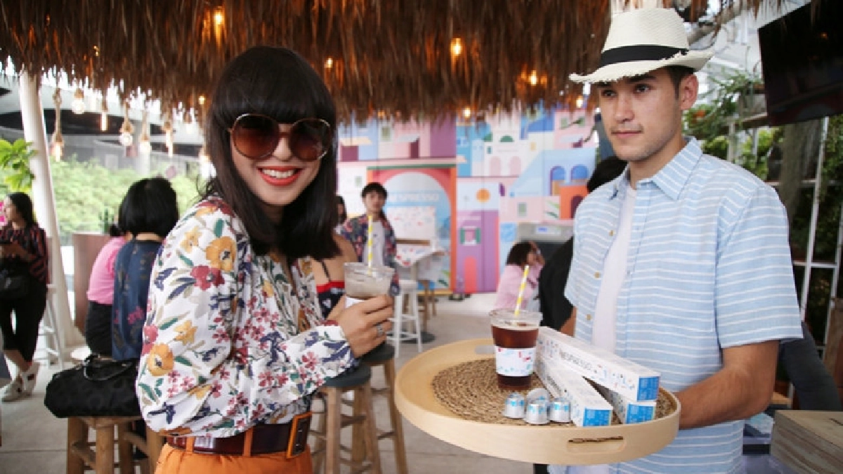 คนดังร่วมจิบกาแฟเย็นดับร้อน