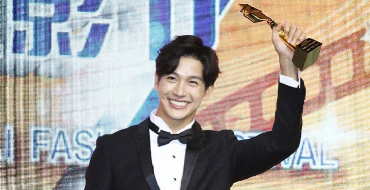 (คลิป) ปังแดนมังกร!! 'พุฒ' รับรางวัลที่เซียงไฮ้ (คลิป) ปังแดนมังกร!! 'พุฒ' รับรางวัลที่เซียงไฮ้