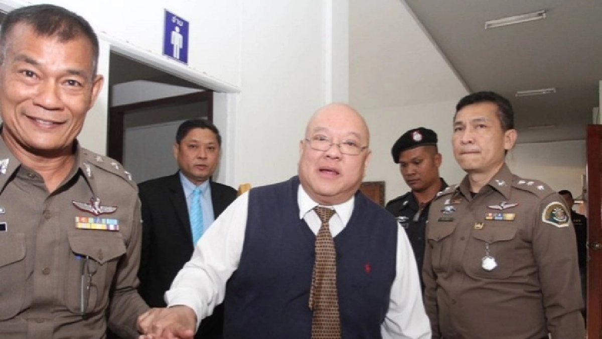"บิ๊กป้อม" แจง ตร. ล็อกตัว "ทนายสุกิจ" เหตุ ขัดขืน "บิ๊กป้อม" แจง ตร. ล็อกตัว "ทนายสุกิจ" เหตุ ขัดขืน