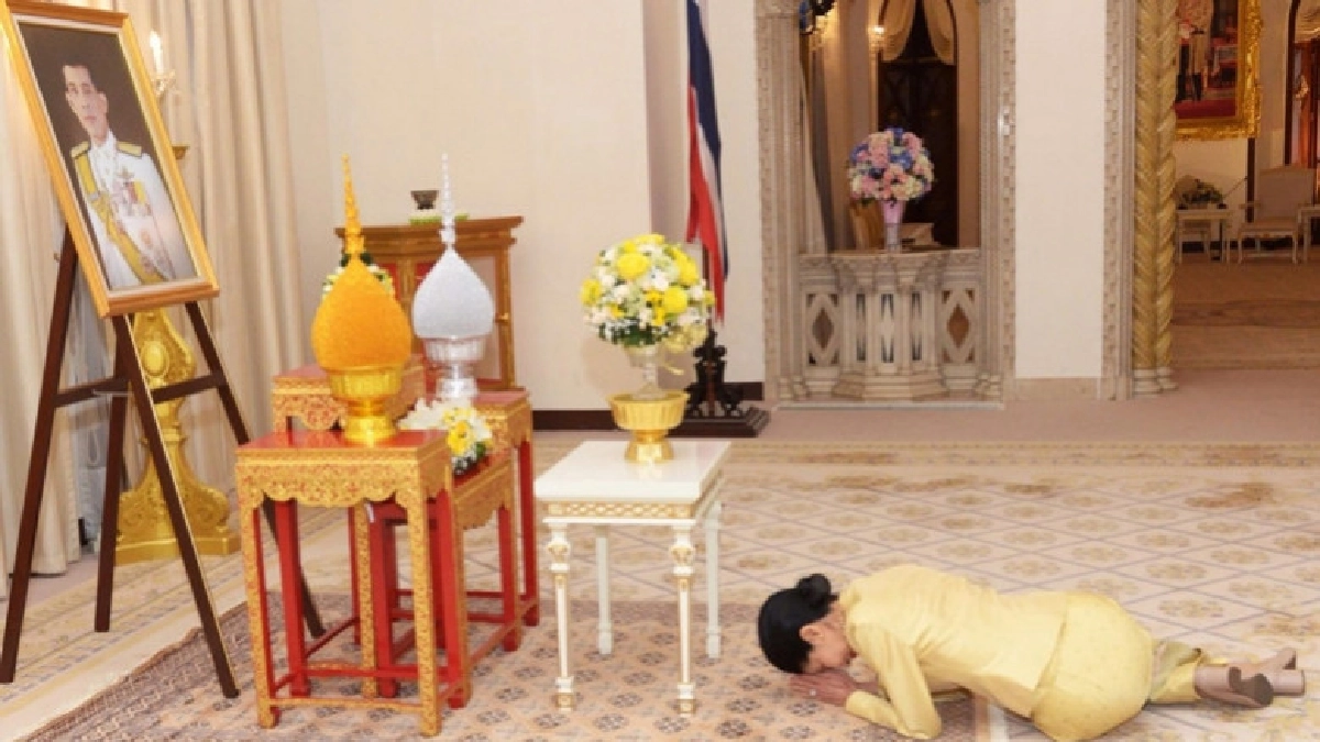"ในหลวง" พระราชทานแจกันดอกไม้วันเกิด "อ.น้อง" "ในหลวง" พระราชทานแจกันดอกไม้วันเกิด "อ.น้อง"