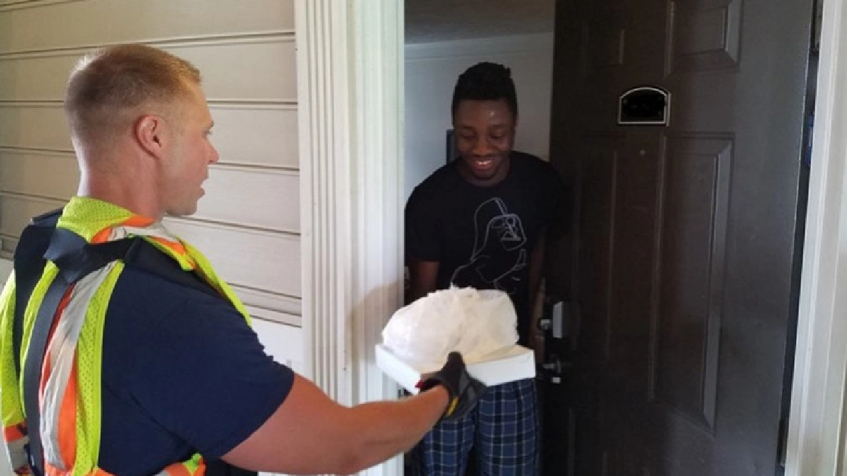  ดับเพลิงช่วยส่งพิซซาแทนหลังคนขับรถชน 