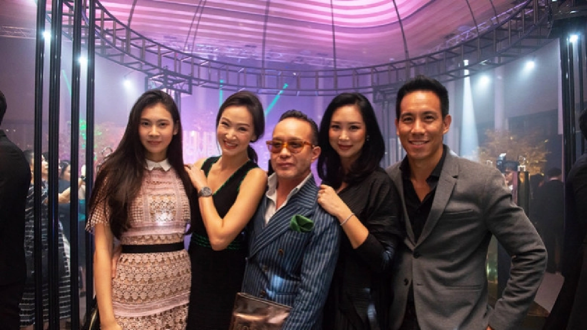 หนุ่มสาวสังคมกับนาฬิกาเรือนหรูของคู่กัน หนุ่มสาวสังคมกับนาฬิกาเรือนหรูของคู่กัน