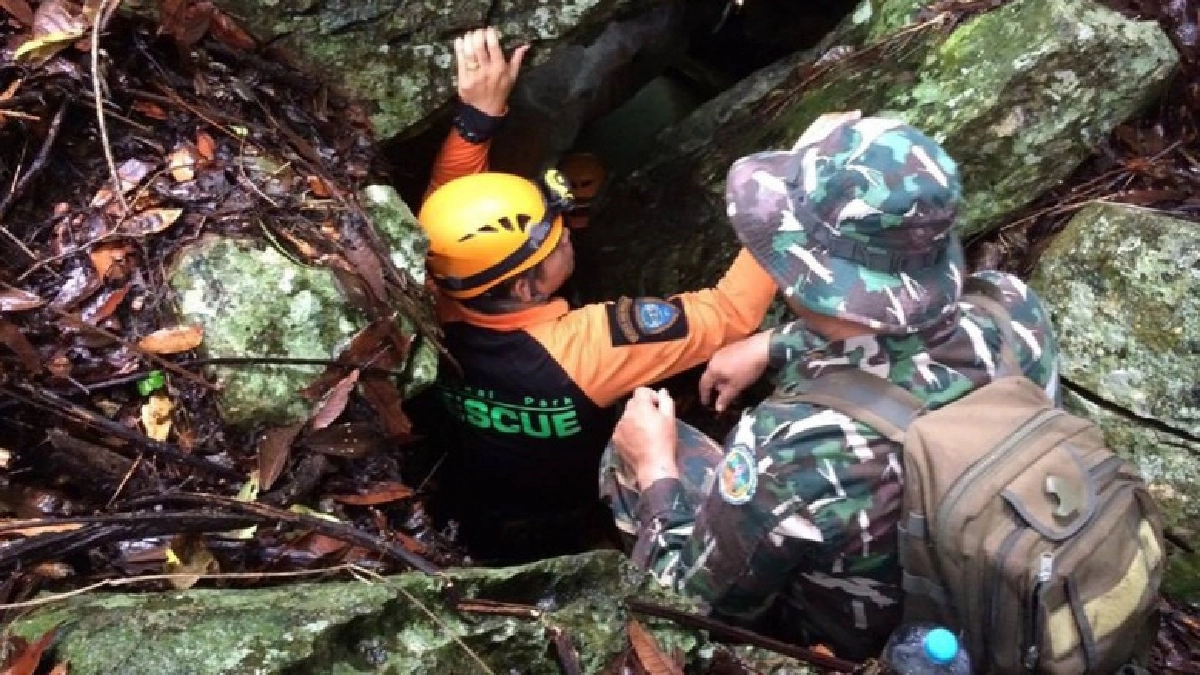 เจ้าหน้าที่ลง "โพรง" แล้ว ลุ้นทะลุ "ถ้ำหลวง" (ชมภาพ) เจ้าหน้าที่ลง "โพรง" แล้ว ลุ้นทะลุ "ถ้ำหลวง" (ชมภาพ)