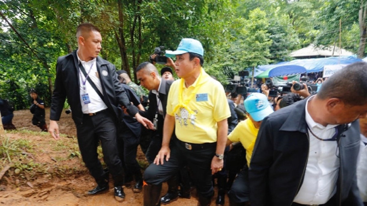 "บิ๊กตู่" ถึงถ้ำหลวง ค้นหา 13 ชีวิต "บิ๊กตู่" ถึงถ้ำหลวง ค้นหา 13 ชีวิต