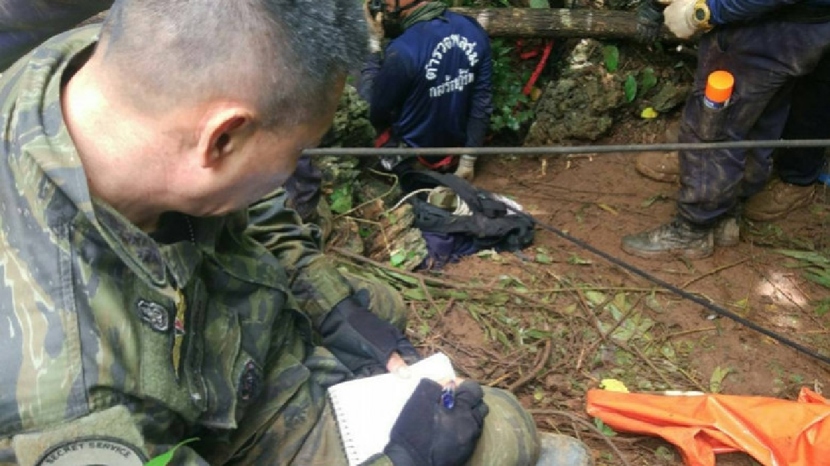 "จักรทิพย์" ส่งข้อความ 20 กล่องลงในถ้ำหลวง "จักรทิพย์" ส่งข้อความ 20 กล่องลงในถ้ำหลวง
