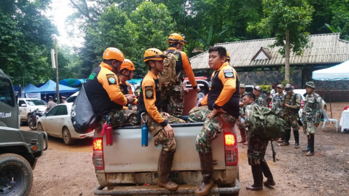จัดกำลังลงพื้นที่สำรวจปล่องเหนือ"ถ้ำหลวง" จัดกำลังลงพื้นที่สำรวจปล่องเหนือ"ถ้ำหลวง"