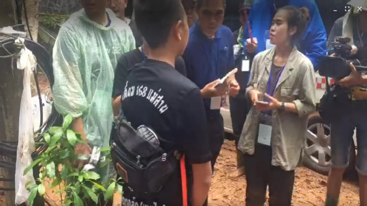 เพื่อนนักเตะทีมหมูป่าให้กำลังใจญาติ-อธิษฐานให้กลับมาเล่นบอล เพื่อนนักเตะทีมหมูป่าให้กำลังใจญาติ-อธิษฐานให้กลับมาเล่นบอล
