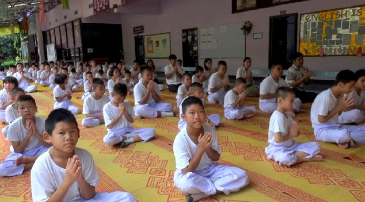 ลูกเสือเนตรนารีกว่า1พันคน ร่วมสวดมนต์ให้กำลังใจ"ทีมหมูป่า" ลูกเสือเนตรนารีกว่า1พันคน ร่วมสวดมนต์ให้กำลังใจ"ทีมหมูป่า"