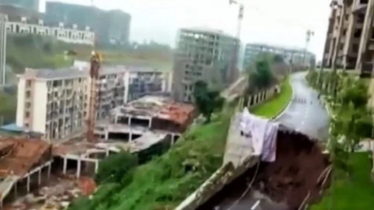 ระทึก!ราวกับฉากภาพยนตร์ถนนในจีน 50 เมตรพังถล่ม 