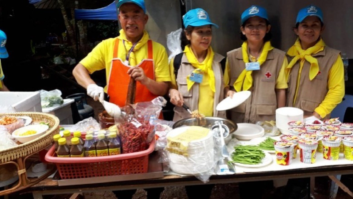 จิตอาสาช่วยทีมหมูป่า เสริฟ์ "ส้มตำ" จิตอาสาช่วยทีมหมูป่า เสริฟ์ "ส้มตำ"