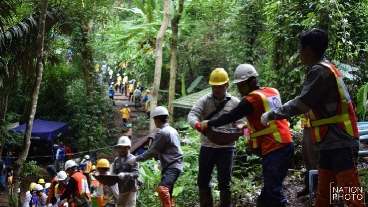 ปรับเส้นทางสัญจรกองอำนวยการ-ทางเข้าถ้ำหลวง ปรับเส้นทางสัญจรกองอำนวยการ-ทางเข้าถ้ำหลวง