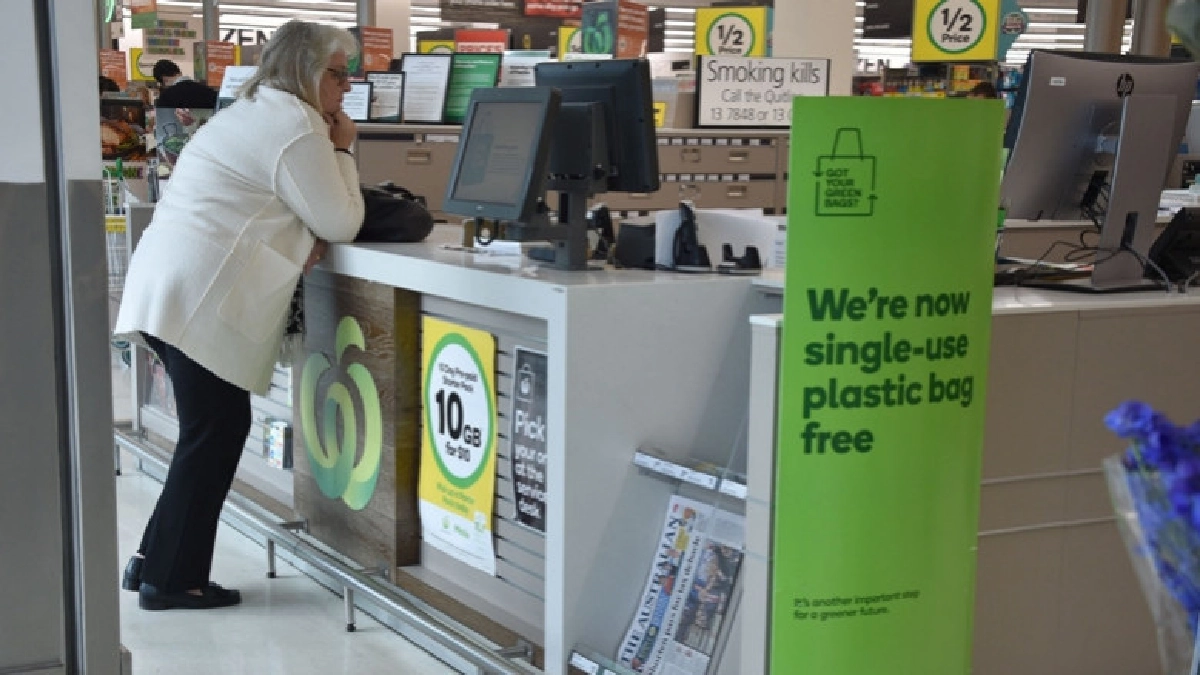 พนง.ซูเปอร์มาเก็ตเจอลูกค้ากระชากคอฉุนแบนถุงพลาสติก