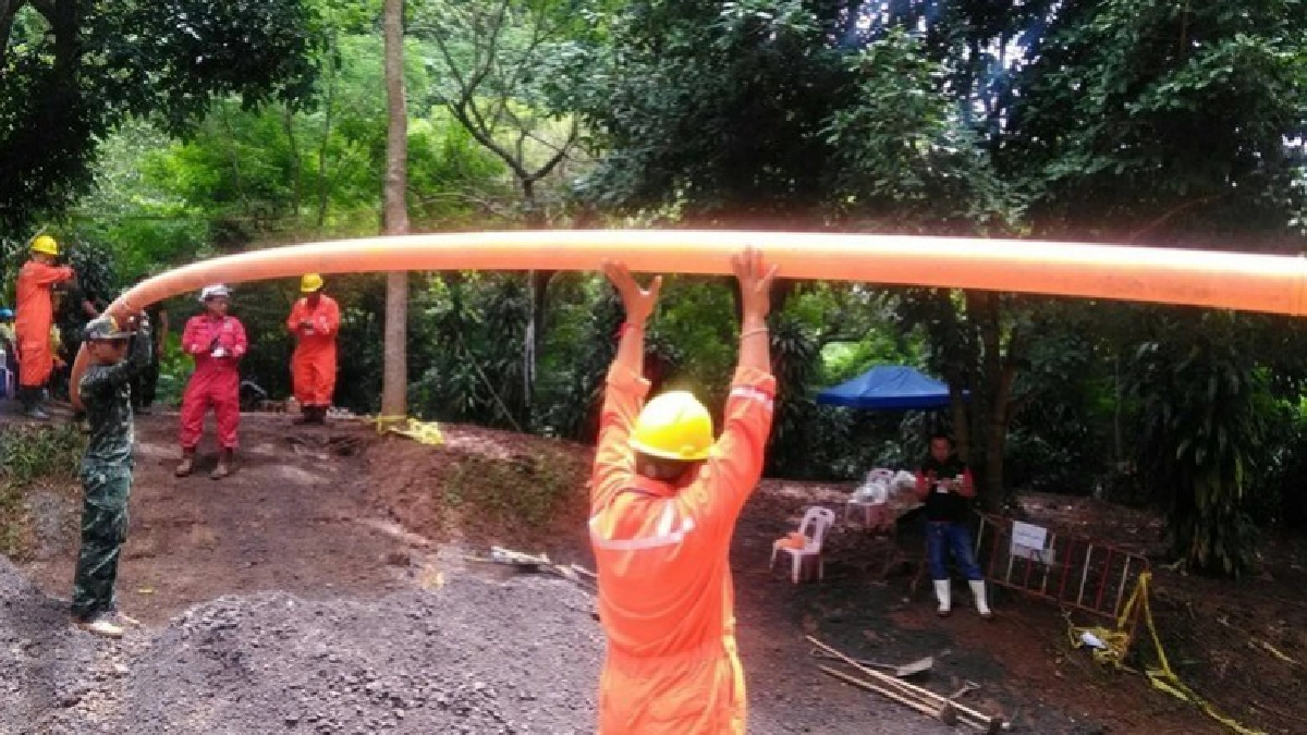 ปตท.ขนท่อส่งน้ำเข้าถ้ำหลวงเชื่อมจุดสูบน้ำเดิม-สามแยกในถ้ำ ปตท.ขนท่อส่งน้ำเข้าถ้ำหลวงเชื่อมจุดสูบน้ำเดิม-สามแยกในถ้ำ