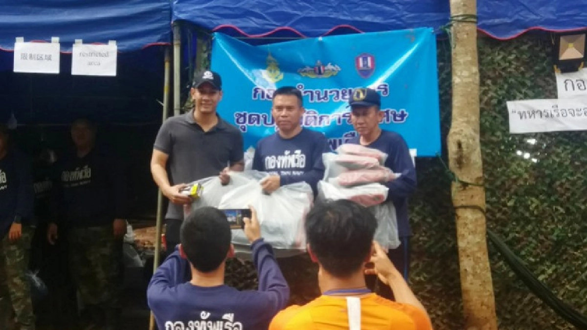 "อ๋อม อรรคพันธ์" นำรองเท้าบูธ-ถ่ายไฟฉายมอบหน่วยซีล "อ๋อม อรรคพันธ์" นำรองเท้าบูธ-ถ่ายไฟฉายมอบหน่วยซีล