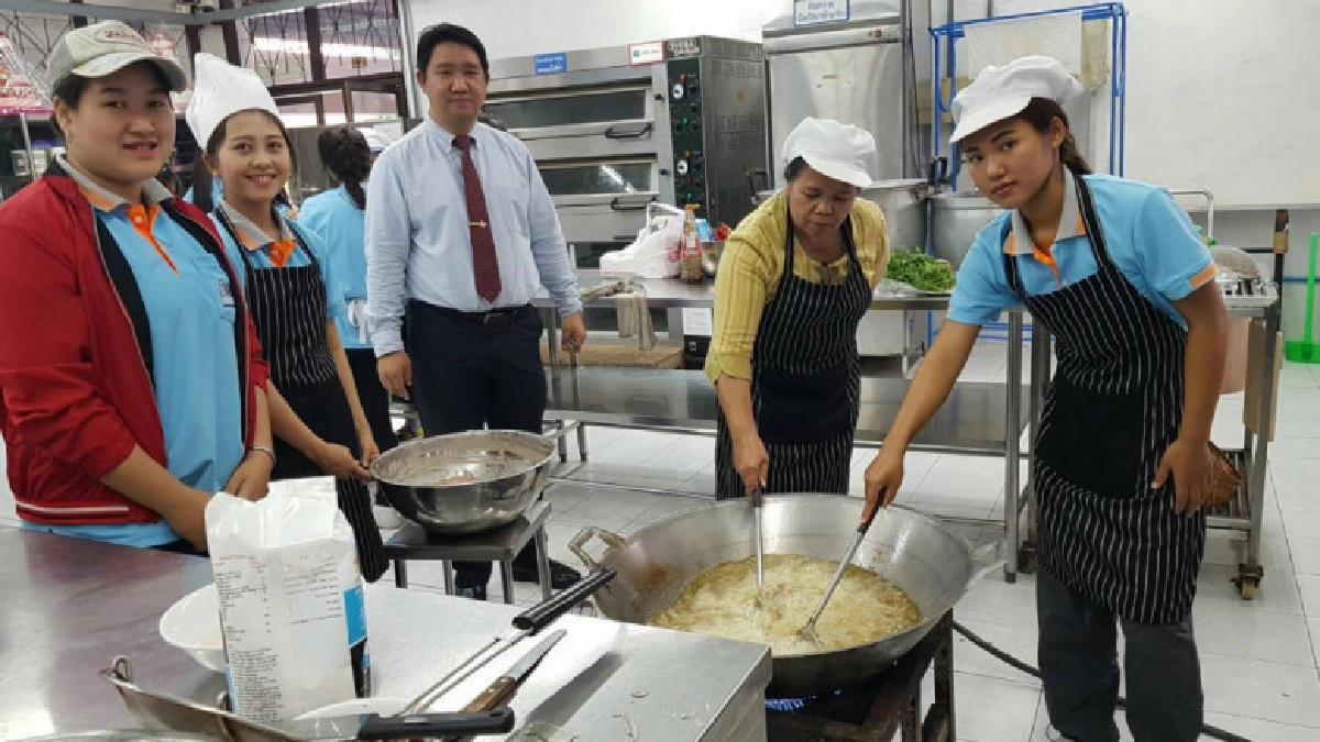 อาชีวะอาสาเชียงราย หนุนเสบียงช่วยทีมค้นหา"หมูป่า"
