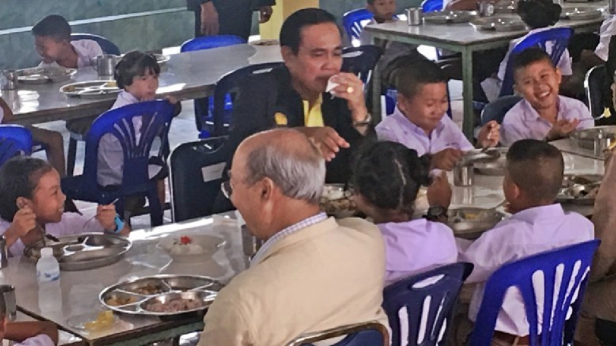 หนุกหนาน !! "ลุงตู่" ร่วมวง "หม่ำข้าวถาดหลุม" กับเด็กนร. หนุกหนาน !! "ลุงตู่" ร่วมวง "หม่ำข้าวถาดหลุม" กับเด็กนร.
