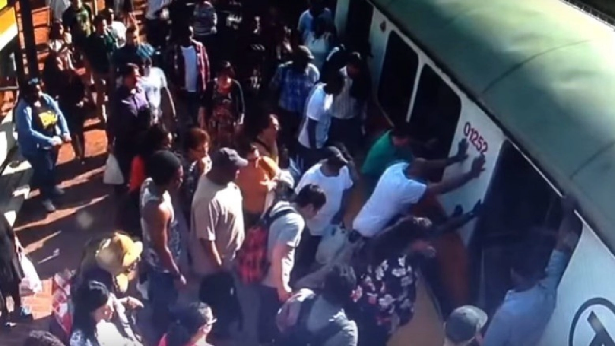 ไม่มีเงินจ่าย! ขาติดช่องรถไฟเจ็บหนักแต่ไม่ให้เรียกรถพยาบาล