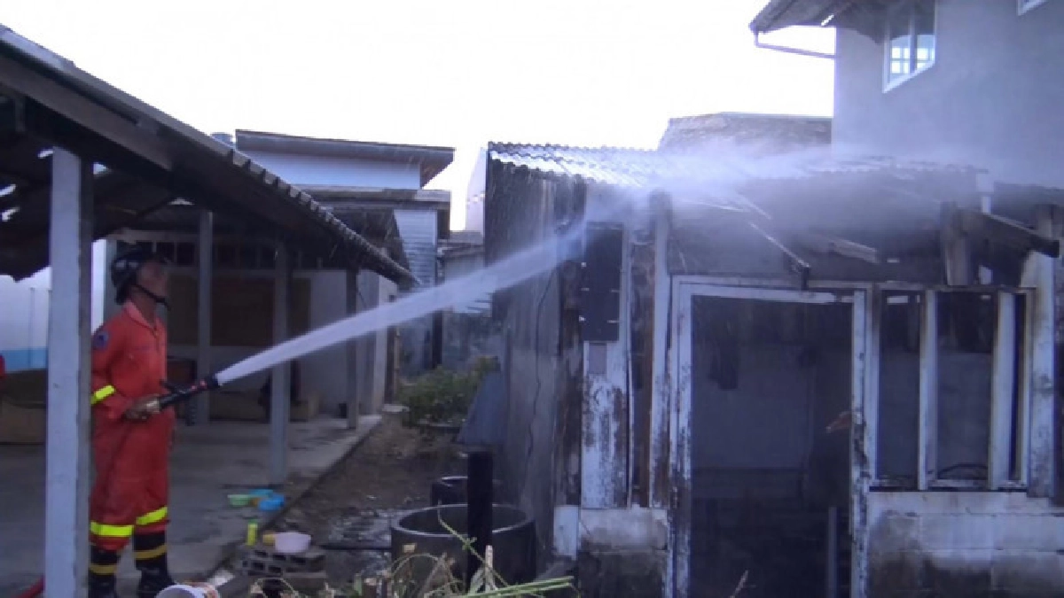  ตำรวจสรุปไฟฟ้าลัดวงจร เพลิงไหม้บ้านในชุมชนวัดหัวป้อมนอก