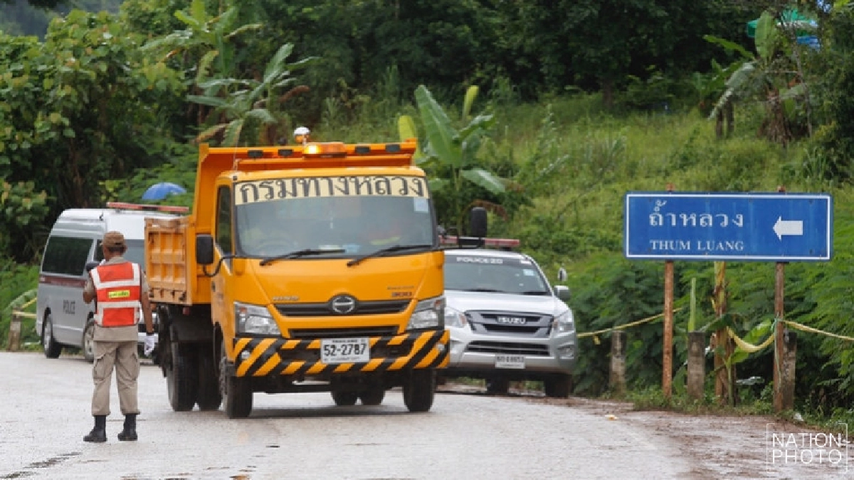 ฝ่ายโยธา เร่งนำ "หินคลุก" ปรับพื้นดินโคลนหน้าถ้ำหลวง ฝ่ายโยธา เร่งนำ "หินคลุก" ปรับพื้นดินโคลนหน้าถ้ำหลวง