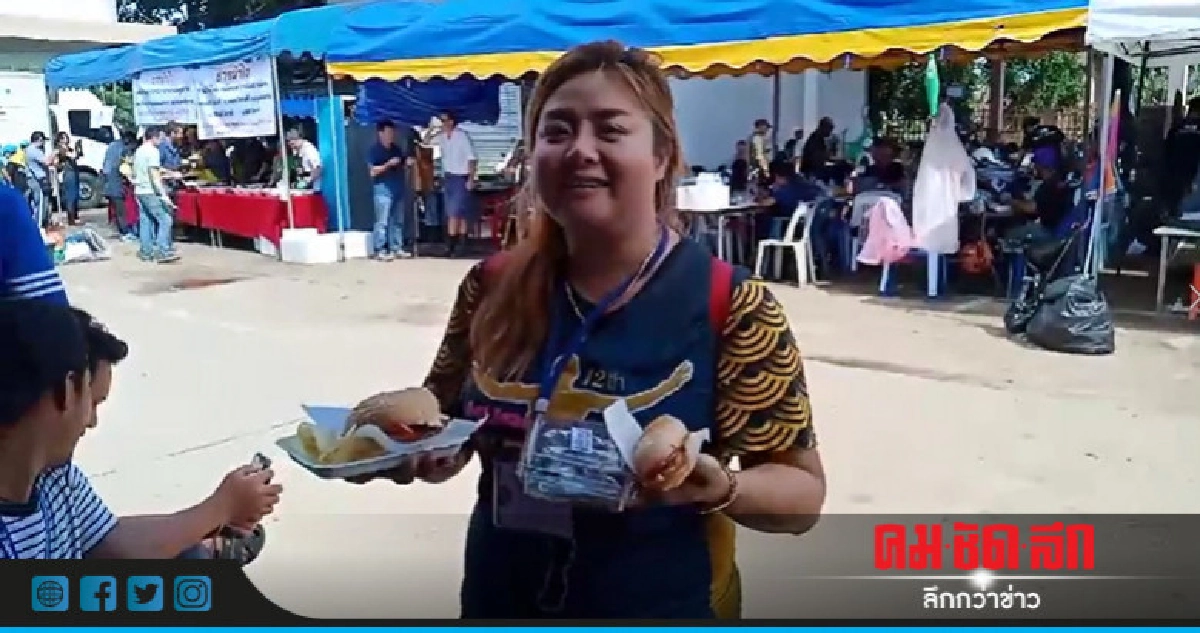"จิตอาสา" พูด 3 ภาษาชวนต่างชาติช่วยหมูป่ากินฟรี "จิตอาสา" พูด 3 ภาษาชวนต่างชาติช่วยหมูป่ากินฟรี