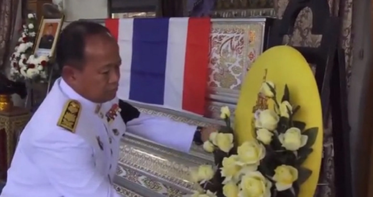อันเชิญพวงมาลาพระราชทานวางหน้าหีบศพทหารถูกยิงเสียชีวิต อันเชิญพวงมาลาพระราชทานวางหน้าหีบศพทหารถูกยิงเสียชีวิต